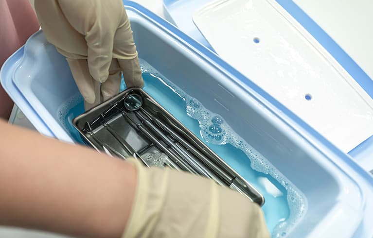 Soluciones para la prevención de infecciones en la limpieza y desinfección del material