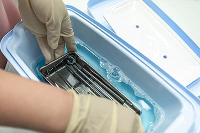 Limpieza y desinfección del material es una de las soluciones que ofrecemos de prevención de infecciones