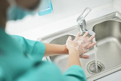 Antisepsia de manos es una de las soluciones que ofrecemos de prevención de infecciones