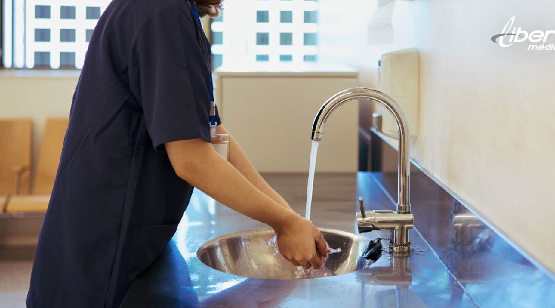El rigor en la higiene hospitalaria: España refuerza los protocolos de desinfección y el cumplimiento de los «Cinco Momentos»